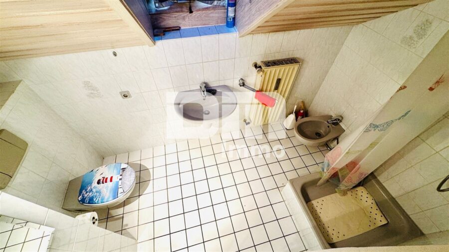 (R)eserviert!!!Hochwertiges 1-2 Familienhaus mit großem Garten in erhobener Ortsrandlage - DG Badezimmer Dusche / Bidet